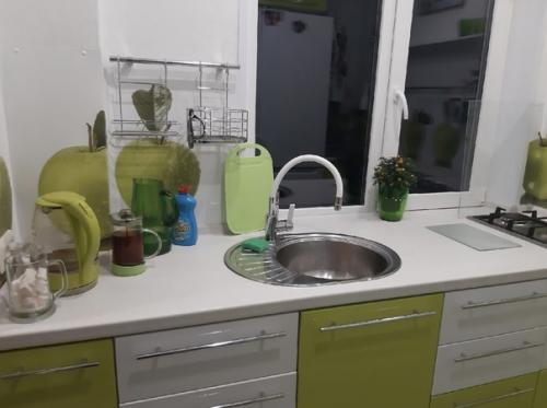 Реально оценить такую перепланировку в кухне хрущевки могут только те, кто жил в квартирах с такими маленькими кухнями. 05