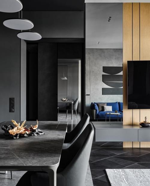 Интерьер квартиры выполнен в тёмной цветовой гамме. 02