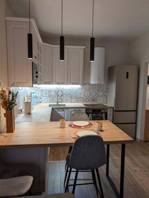 Мы показываем интерьер однокомнатной квартиры, которая оформлена с использованием мебели, декора и даже техники из Hoff. 02