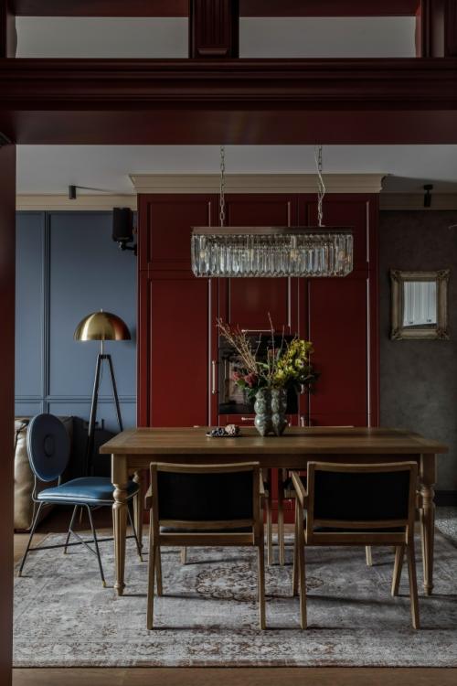 Глубокие тона, элементы лофта и современной классики.