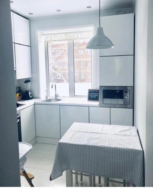 Оцените интерьер этой маленькой кухни. 01