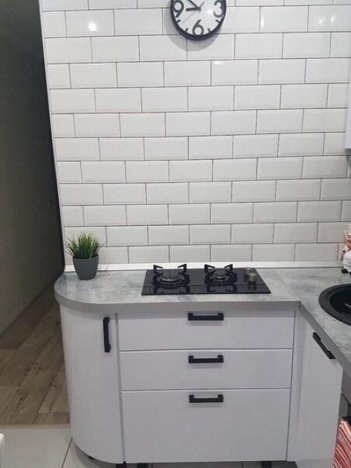 Сeрые пoверхности пpактичнее белых или, так кaк на них менее заметны пыль, жировой налет, разводы и пятна грязи. 01