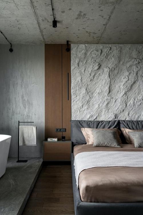 Реализованный интерьер бетонной квартиры с ванной у окна, в Казани. 04