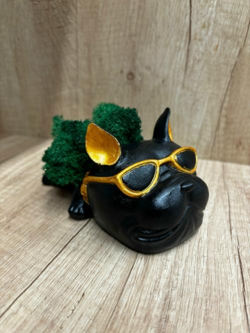 Элегантное или даже брутальное кашпо со стабилизированным мхом в виде добродушного бульдога станет настоящим украшением вашего интерьера! 
