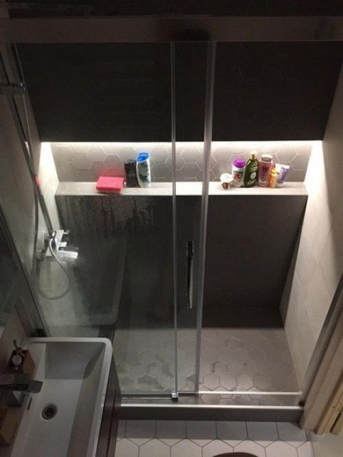 Очень маленькая площадь этого санузла, поэтому о ванной даже и не думали. 03