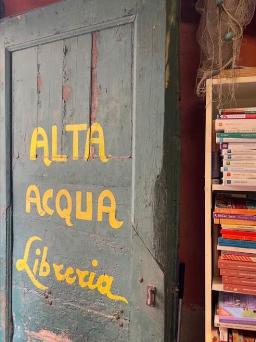 Популярный книжный магазин в Венеции Libreria Acqua Alta. 04