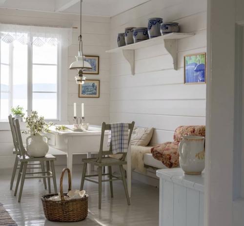 Уютный традиционный коттедж на берегу фьорда в Норвегии. 01