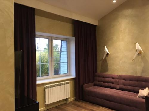 В гостиной можно смело выбирать ткань для штор под цвет дивана. 01