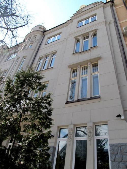 В 1910-13 годах по проекту архитектора и. к. ледоховского был возведен трехэтажный особняк для врача Н. П. Трофимова в стиле модерн. 03