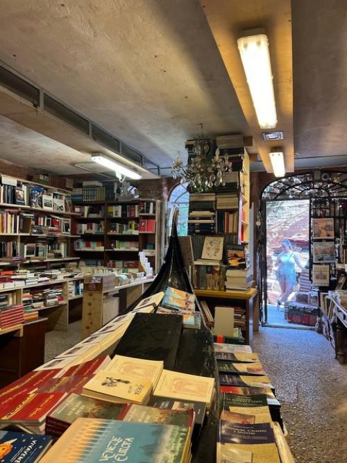 Популярный книжный магазин в Венеции Libreria Acqua Alta. 02