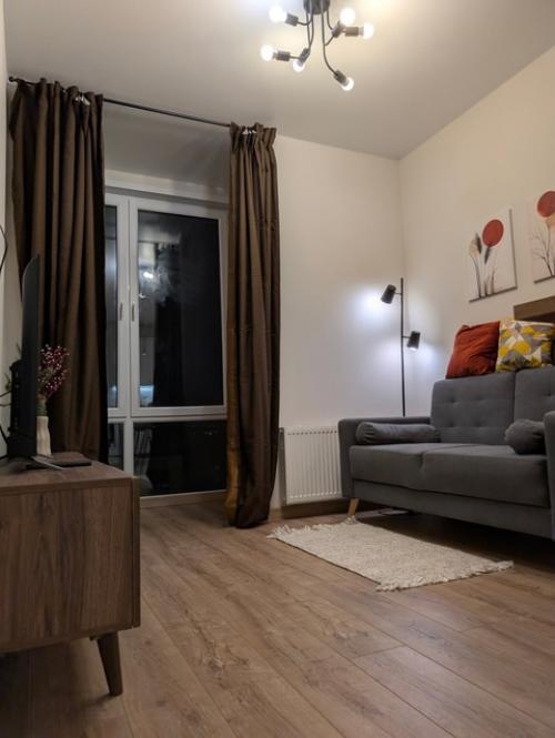 Мы показываем интерьер однокомнатной квартиры, которая оформлена с использованием мебели, декора и даже техники из Hoff. 01