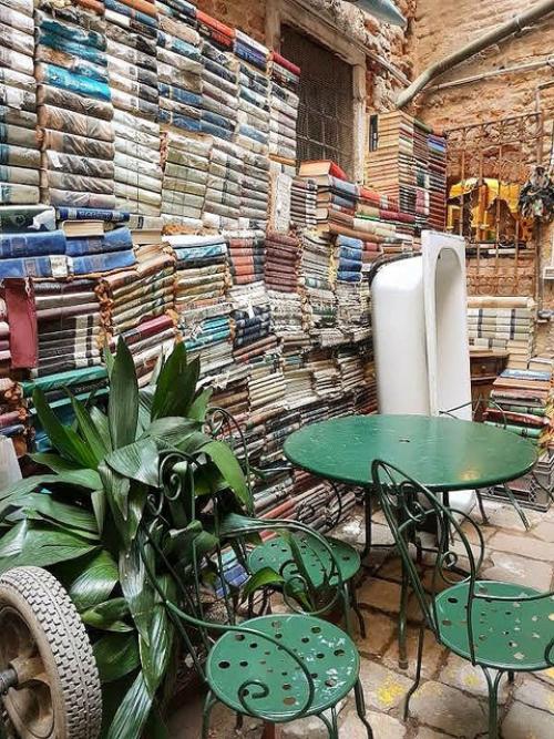 Популярный книжный магазин в Венеции Libreria Acqua Alta. 01