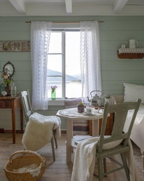 Уютный традиционный коттедж на берегу фьорда в Норвегии. 02