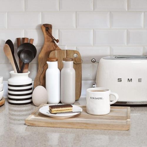 Дерево, керамика, мягкий текстиль и стекло - всё это базовые детали скандинавского интерьера. 02