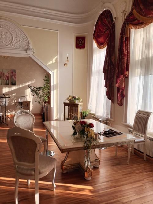 Впервые побывала в доме П. и. Кузнецова, известного красноярского золотопромышленника и купца. 02