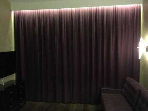 В гостиной можно смело выбирать ткань для штор под цвет дивана. 04