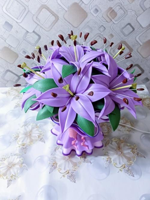 Светильник из изолона в виде букета лилий - это впечатляющий элемент декора, который объединяет в себе искусство и функциональность. 01 Светильник из изолона в виде букета лилий - это впечатляющий элемент декора, который объединяет в себе искусство и функциональность. 01