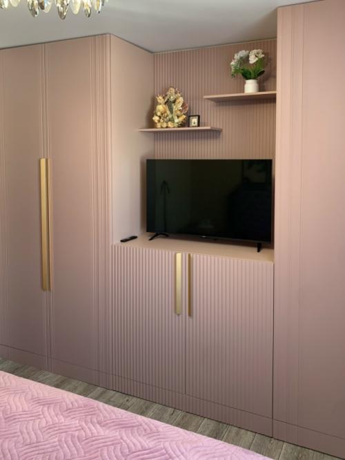 Розовый цвет подходит не только для детских: vk. 04