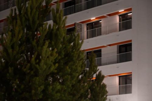 В микрорайоне Европейский Берег в Новосибирске завершилось строительство дома с мостами. 02