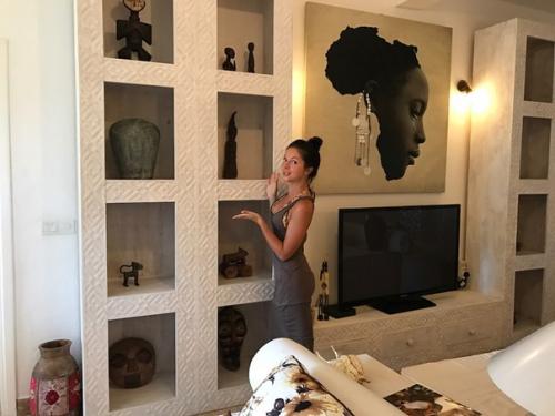 Шикарный дом, фрукты и светлые простыни: эксклюзивные фото из путешествия Нюши с женихом в Кению! 01