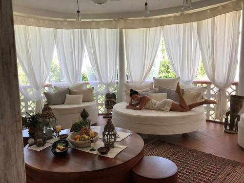 Шикарный дом, фрукты и светлые простыни: эксклюзивные фото из путешествия Нюши с женихом в Кению! 04