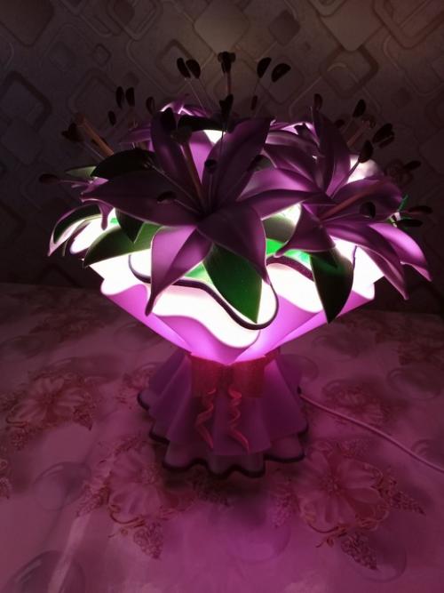 Светильник из изолона в виде букета лилий - это впечатляющий элемент декора, который объединяет в себе искусство и функциональность. 04 Светильник из изолона в виде букета лилий - это впечатляющий элемент декора, который объединяет в себе искусство и функциональность. 04