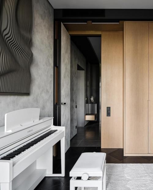 Интерьер квартиры выполнен в тёмной цветовой гамме. 06