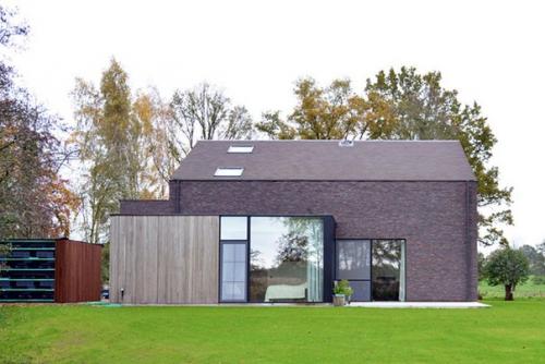 Жилой дом Kiekens, спроектированный бельгийской архитектурной студией Hulpia, возведен на зеленом участке в городе алтер в восточной фландрии. 03