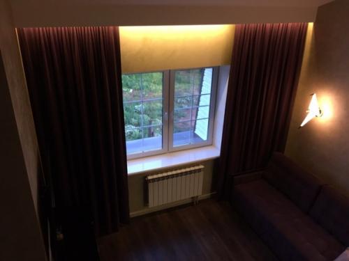 В гостиной можно смело выбирать ткань для штор под цвет дивана. 02