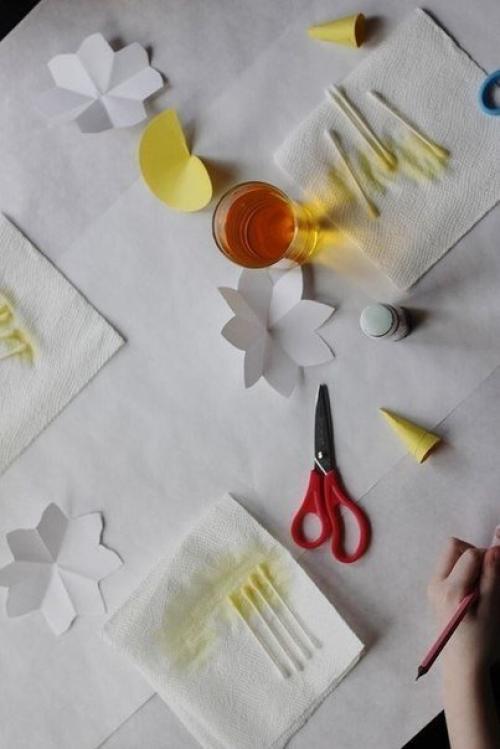 Очень красивый венок из бумажных нарциссов! 04