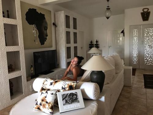 Шикарный дом, фрукты и светлые простыни: эксклюзивные фото из путешествия Нюши с женихом в Кению! 02