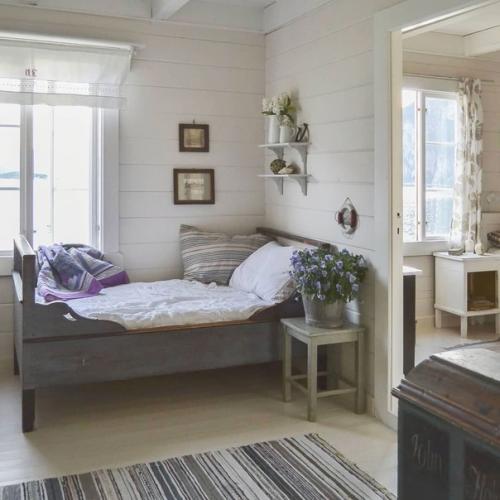 Уютный традиционный коттедж на берегу фьорда в Норвегии. 05