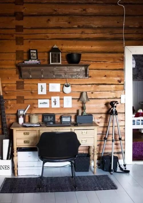 Интерьер с некрашеной деревянной стеной в доме: красота в несовершенстве. 01