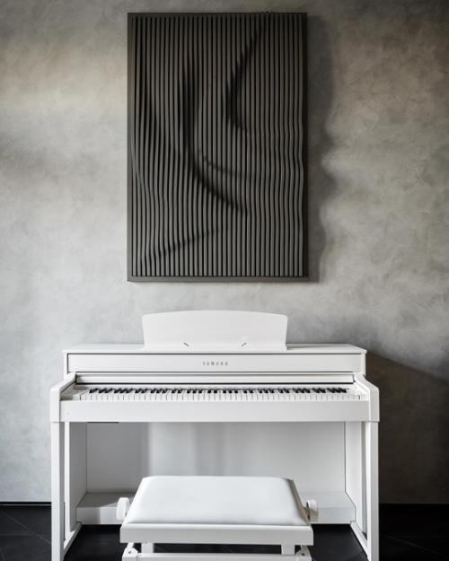 Интерьер квартиры выполнен в тёмной цветовой гамме. 07