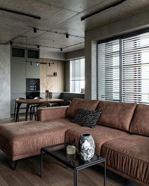 Реализованный интерьер бетонной квартиры с ванной у окна, в Казани. 01