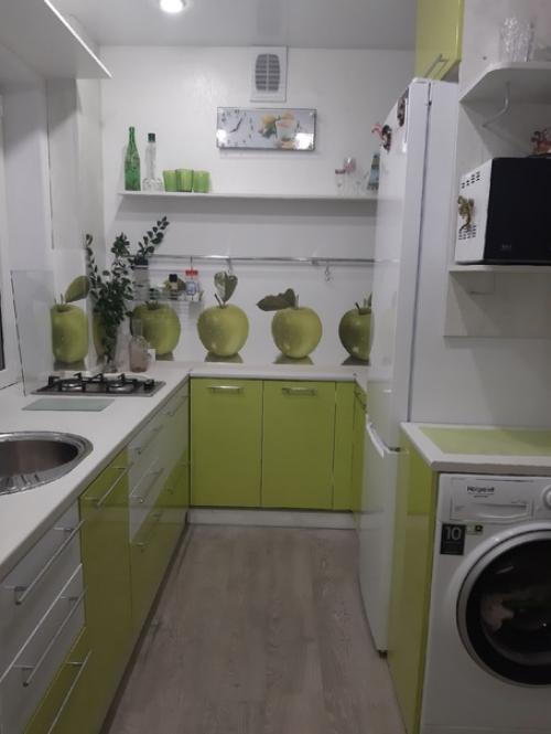 Реально оценить такую перепланировку в кухне хрущевки могут только те, кто жил в квартирах с такими маленькими кухнями. 04