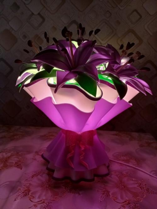 Светильник из изолона в виде букета лилий - это впечатляющий элемент декора, который объединяет в себе искусство и функциональность. 03 Светильник из изолона в виде букета лилий - это впечатляющий элемент декора, который объединяет в себе искусство и функциональность. 03