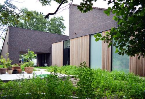 Жилой дом Kiekens, спроектированный бельгийской архитектурной студией Hulpia, возведен на зеленом участке в городе алтер в восточной фландрии. 05