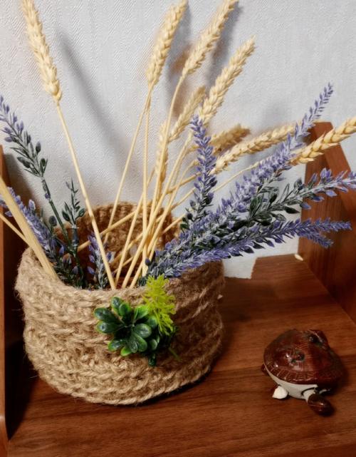 Изделия из джута получаются очень красивыми, необычными и удачно вписываются в интерьеры в различных стилях: сканди, эко, Рустик, модерн.  