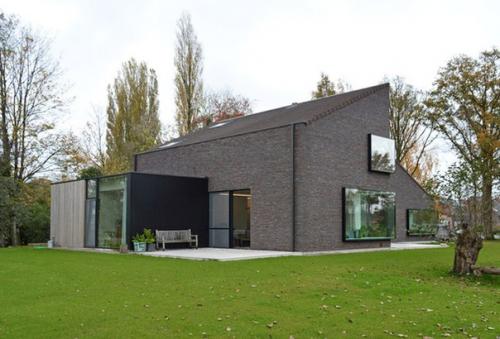 Жилой дом Kiekens, спроектированный бельгийской архитектурной студией Hulpia, возведен на зеленом участке в городе алтер в восточной фландрии. 04