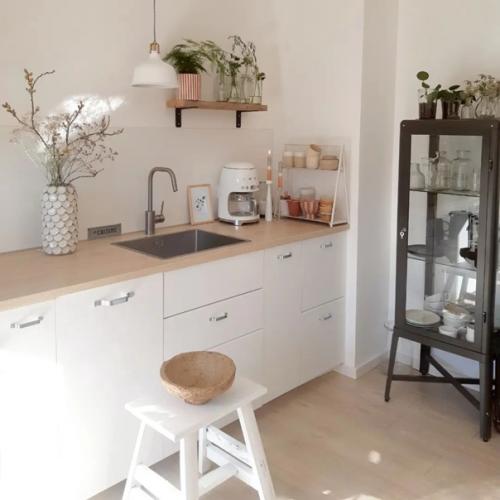 Обьединенная кухня - гостиная в белом скандинавском таунхаусе. 07