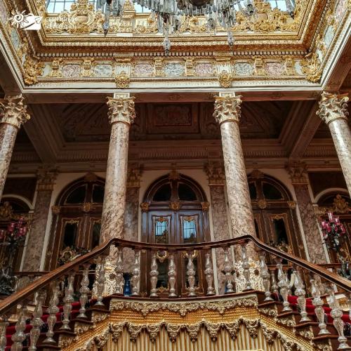 Это интерьеры дворца долмабахче - одного из самых роскошных дворцов Турции. 
