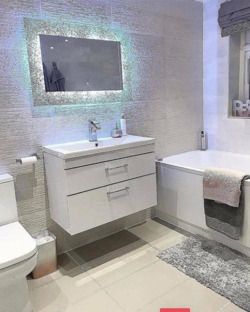 Жемчужный интерьер, популярный в последние годы, особенно эффектно выглядит в дизайне ванной комнаты. 02