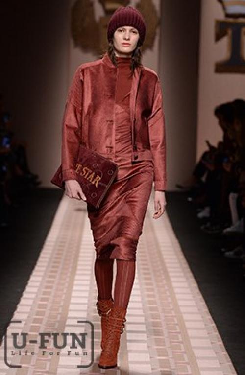 Trussardi сшил женщинам Милитаристские ботинки из кожи питона. 03