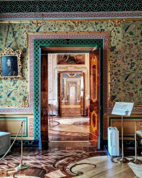 Рассказ про китайский дворец следует начать с самого главного - все интерьеры дворца подлинные.  