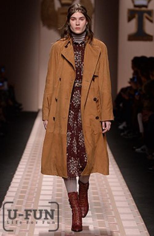 Trussardi сшил женщинам Милитаристские ботинки из кожи питона. 01