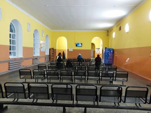 Тихвин в январе.  Тепловоз дм 62-1733 (ТЧЭ - 21 волховстрой) и электропоезд эт 2 М - 8034 (тчприг - 15 санкт - Петербург - балтийский. 07