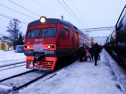 Тихвин в январе.  Тепловоз дм 62-1733 (ТЧЭ - 21 волховстрой) и электропоезд эт 2 М - 8034 (тчприг - 15 санкт - Петербург - балтийский. 09