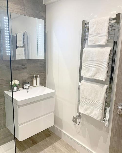 Отличный пример отделки ванны без плитки. 02