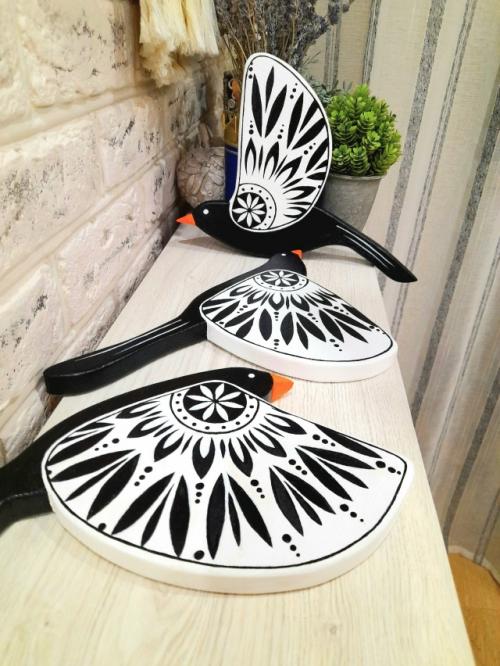 Эти птички настолько ручные, что отказываются лететь на улицу!  